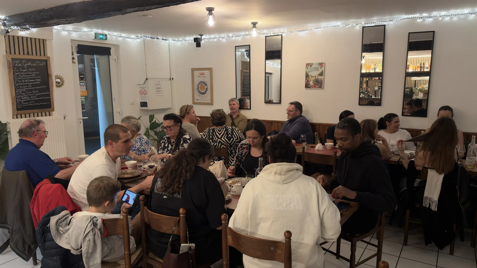 Repas de groupe convivial à la Crêperie Ozoir